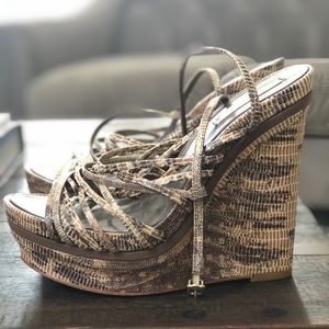 Bcbg wedges Run small.  I wear 8.5.  Fits like 8.5